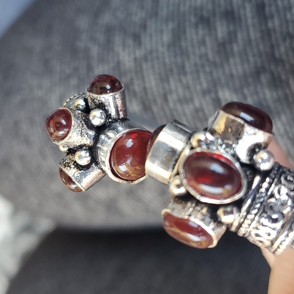 New Mozambique Garnet Silver Cuff Bracelet. - Picture 4 of 7